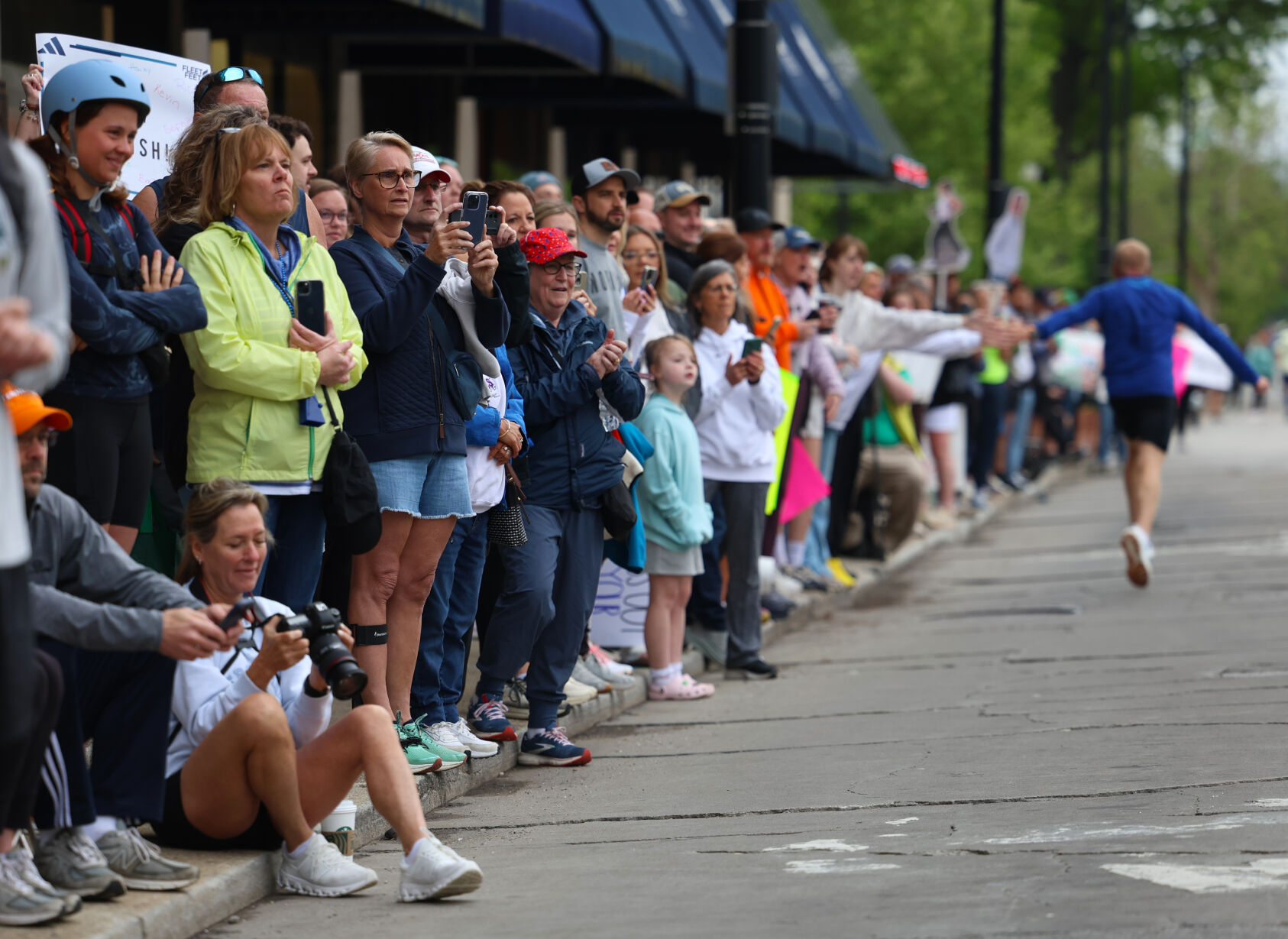 Crowd cheers on 4th Street at Marathon.JPG